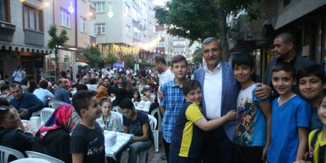 Mahalle İftarını Çocuklar Şenlendirdi