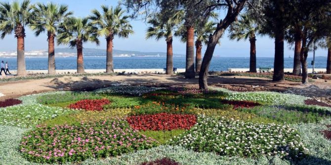 Aliağa Sahil Bandı Yaz Çiçekleriyle Süsleniyor
