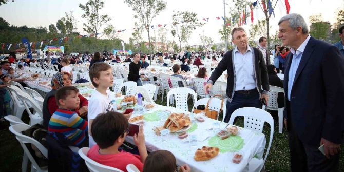 Başkan Karaosmanoğlu, 3 Bin 500 Anne İle İftar Yaptı