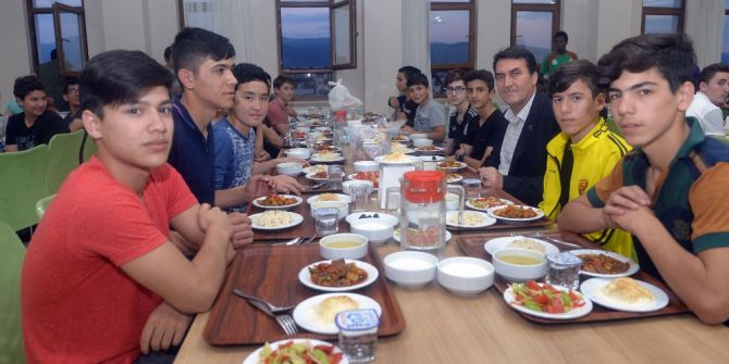 Dündar, 41 Ülkeden Öğrencilerle İftar Sofrasında Buluştu