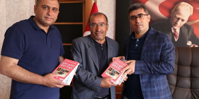 Varto Kaymakamından Basın Mensuplarına Kitap Hediye