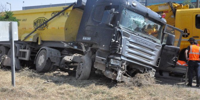 Sürücüsü Uyuduğu İddia Edilen Kamyon Bariyerlere Girdi