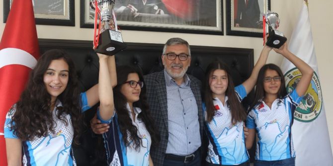 Kupa Ve Madalyaları İle Teşekküre Geldiler