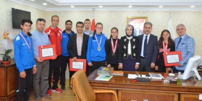 Çeşitli Spor Dallarında Türkiye Derecesi Yapan Öğrencilerden İl Milli Eğitim Müdürü Durmuş’a Ziyaret