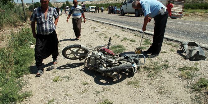 Otomobilin Çarptığı Motosikletli Öldü