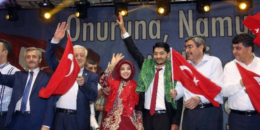 Kına Gecesi Demokrasi Nöbetine Koştular