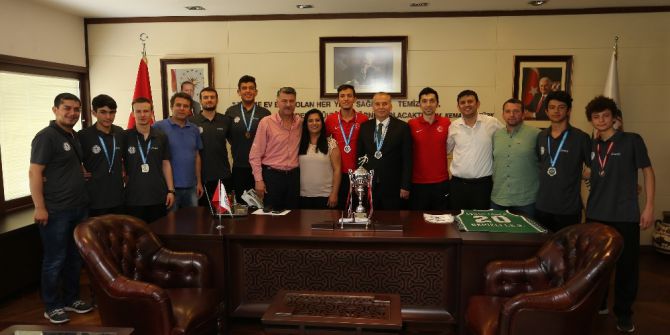 İşitme Engelliler Kazandıkları Kupayı Başkan Zolan’a Getirdiler