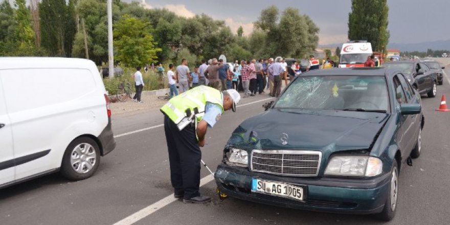Otomobil Motosikletle Çarpıştı: 1 Ölü