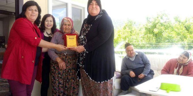 3 Engelli Çocuğuna Bakan Anne ‘Yılın Annesi’ Seçildi