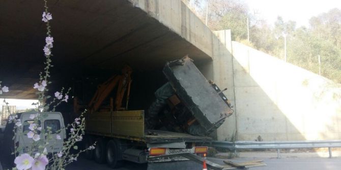 Şoför Yüksekliği Hesaplayamayınca Tır Alt Geçitte Sıkışıp Kaldı