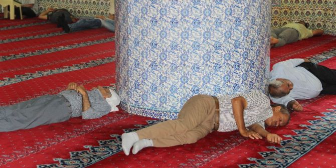 Şanlıurfa’da Oruç Tutan Vatandaşlar Serinlemek İçin Doğal Yolları Kullanıyor