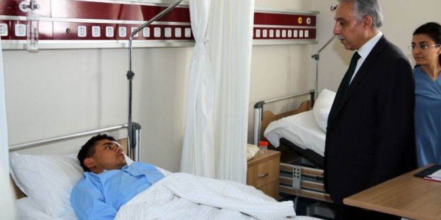 Hakkari Valisi Toprak Yaralı Askerleri Ziyaret Etti