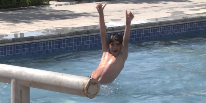 Sıcaktan Bunalan Çocuklar Süs Havuzunda Serinledi