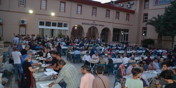 Bergama’lı İş Adamından Günde 300 Kişiye İftar