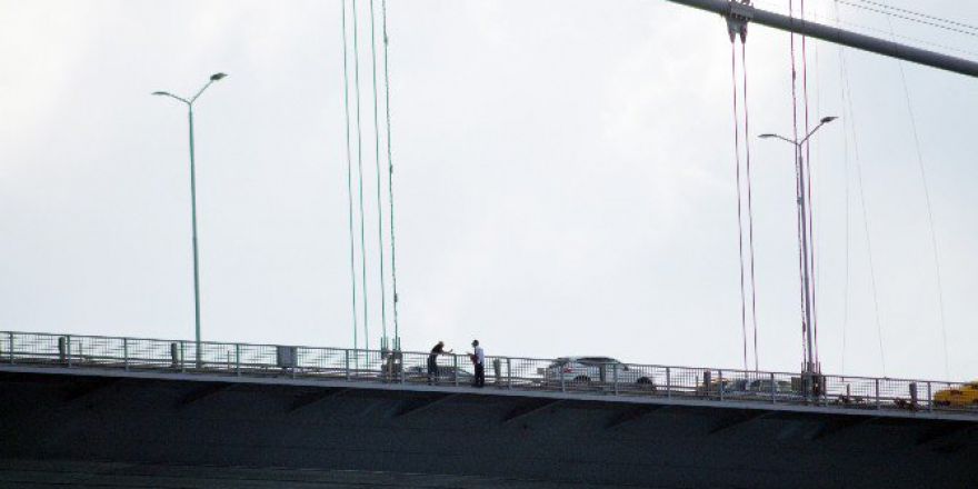 15 Temmuz Şehitler Köprüsü’nde Türk Bayrağıyla İntihar Girişimi