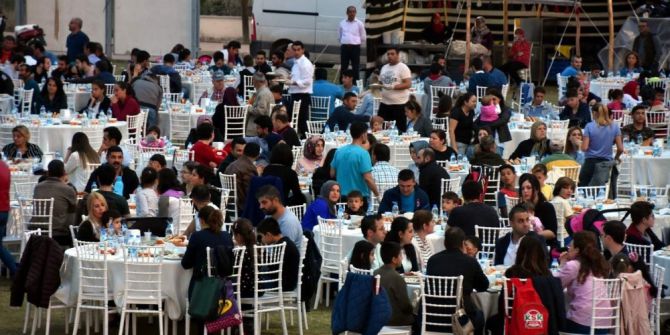 Aliağa Belediyesinin İftar Programına Yoğun İlgi