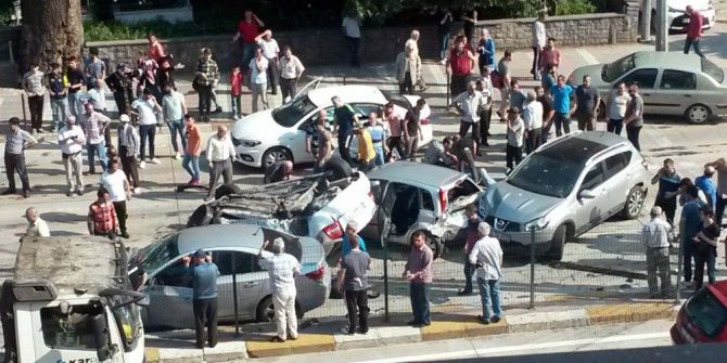 Karşı Şeride Geçen Tır 6 Otomobili Biçti: 8 Yaralı