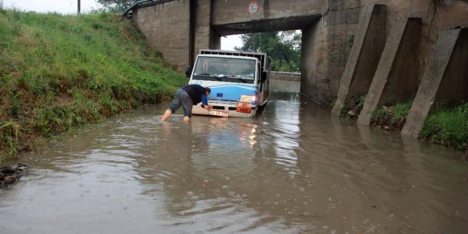 Yarım Saatte Caddeler Göle Döndü, Onlarca Araç Yolda Kaldı