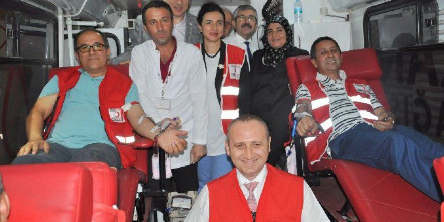 Zileliler Demokrasi Nöbetinde Kan Bağışında Bulundu