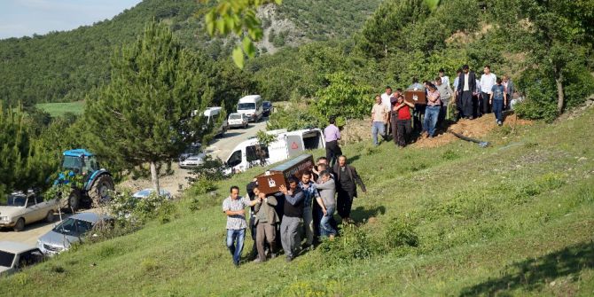 Silahlı Saldırıda Ölen Baba İle Oğlu, Yan Yana Toprağa Verildi