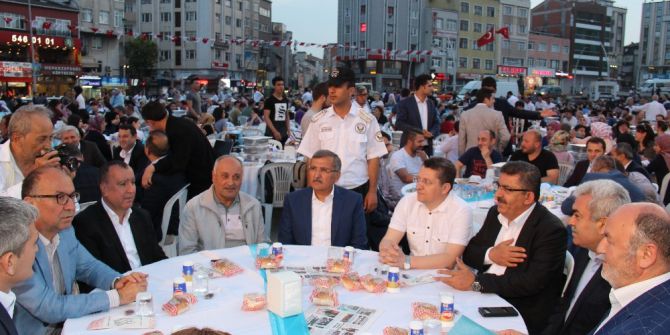 Zeytinburnu’nda 5 Bin Vatandaş İftar Sofrasında Buluştu