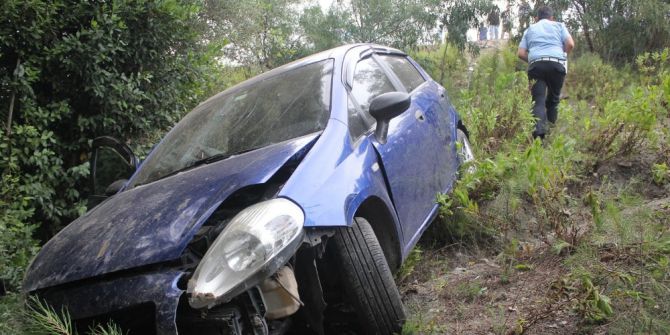 7 Kişilik Ailenin Bulunduğu Otomobil Şarampole Uçtu: 6 Yaralı