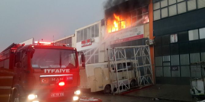 Yıldırım Düşen İş Yeri Alev Alev Yandı
