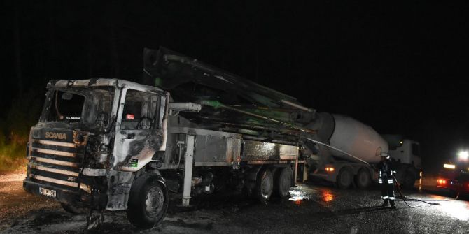 Cumhurbaşkanlığı Konutu İnşaatında Çalışan Beton Pompası Kamyonu Yandı