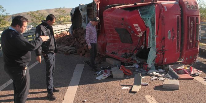 Elazığ’da Tuğla Yüklü Kamyon Devrildi