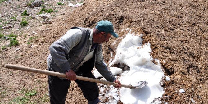 Köylüler, Susuzluğu 200 Yıldır "Kar Bastırarak" Çözüyor