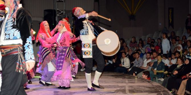 Açık Havadaki Halk Oyunları Gösterisi Büyüledi