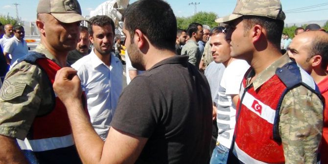 Kavşak İsteyen Vatandaşlar Yolu Trafiğe Kapattı