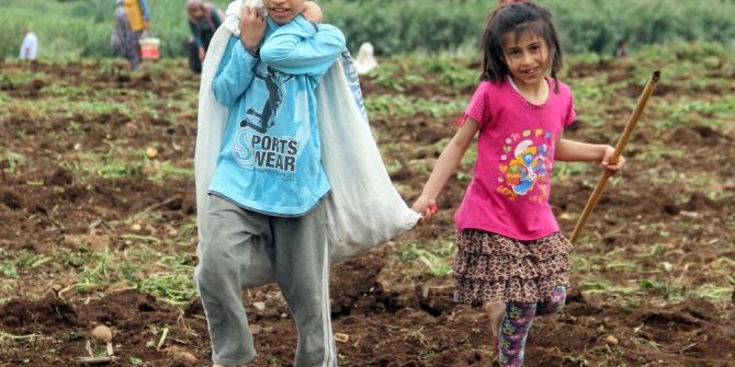 Ailesine Katkı İçin Tarlada