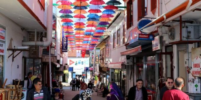 Süsler Sokak Şemsiye İle Kaplandı