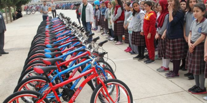 Gebze Belediyesi 5.sınıflara Bisikletlerini Dağıtmaya Devam Ediyor