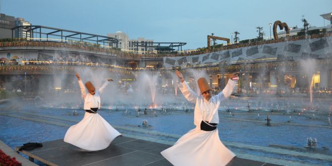 Semazenlerin Su, Ateş Ve Işık Eşliğindeki Gösterisi