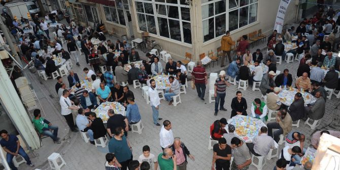 Başkan Akyürek, Toplumun Farklı Kesimleriyle İftarda Buluşuyor