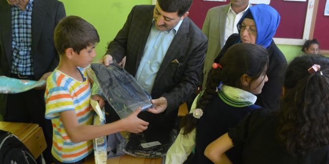 Ak Parti’den İhtiyaç Sahibi Öğrencilere Yardım