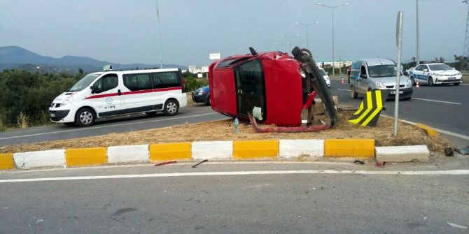 Edremit’te Çarpışan Otomobil Orta Refüje Çıkarak Yan Döndü