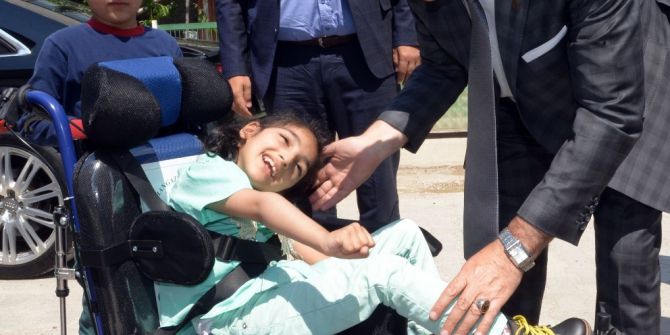 Dündar’dan Engelleri Kaldıran Hediye