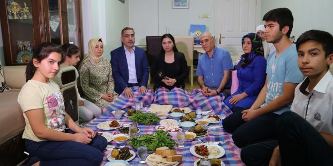 Başkan Çelikcan Ve Eşi Şehit Ailesine Misafir Oldu