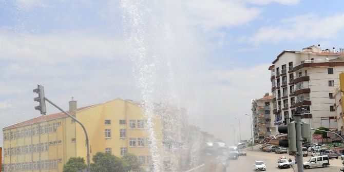 Başkent’te Şebeke Borusu Patladı, Su Metrelerce Havaya Fışkırdı