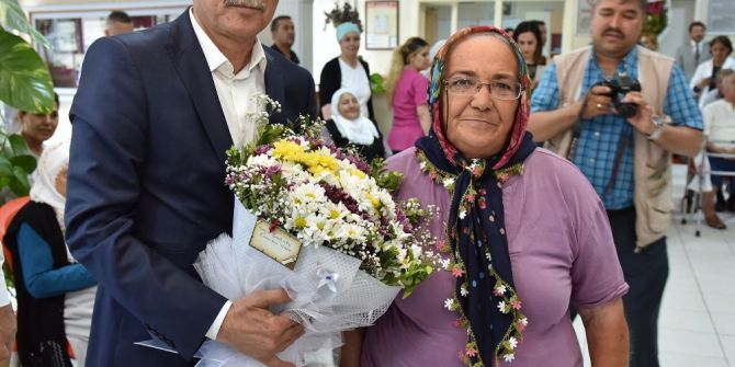 Üniversiteliler Para Kazandı, Yaşlılar Hediyelerle Sevindi