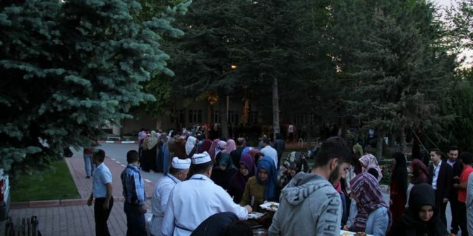 Erciyes Üniversitesi İlahiyat Fakültesi Öğrencileri İftarda Okul Bahçesinde Buluştu