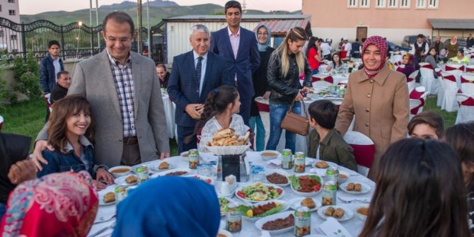 Vali Taşyapan Sevgi Evlerindeki Çocuklarla İftar Açtı
