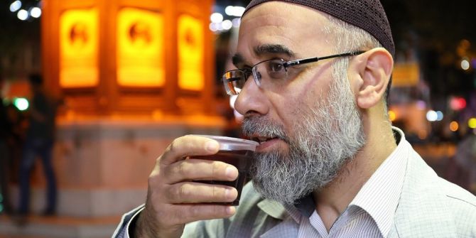 Teravih Namazı Sonrası Şerbet İkram Ediliyor