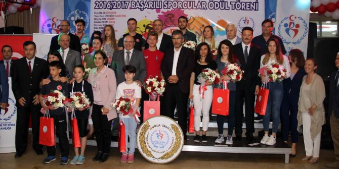 Başarılı Sporcular Ödüllendirildi