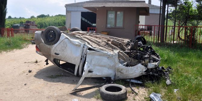 Otomobil Su Kanalına Düştü, Takla Attı: 1 Ölü, 2 Yaralı