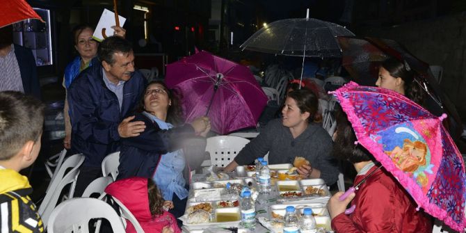 Sokak İftarında Yağmur Bereketi