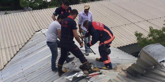 Elazığ’da Çatıya Sıkışan Şahsı İtfaiye Kurtardı